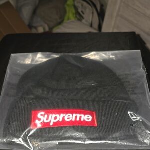 Supreme Black Beanie with Red Logo (FW22BN10)